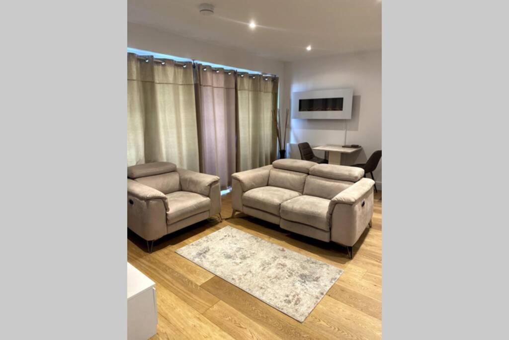 Luxury 1 Bedroom Apartment With Netflix & Parking Borehamwood Dış mekan fotoğraf
