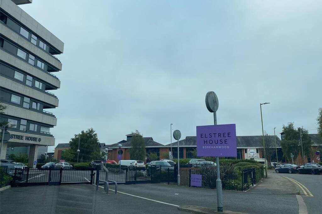 Luxury 1 Bedroom Apartment With Netflix & Parking Borehamwood Dış mekan fotoğraf