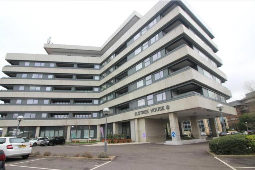 Luxury 1 Bedroom Apartment With Netflix & Parking Borehamwood Dış mekan fotoğraf