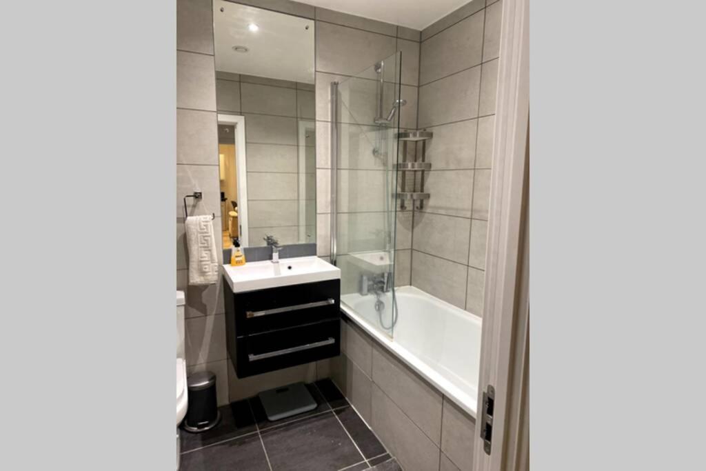 Luxury 1 Bedroom Apartment With Netflix & Parking Borehamwood Dış mekan fotoğraf